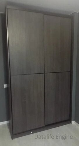 Темный распашной шкаф 32